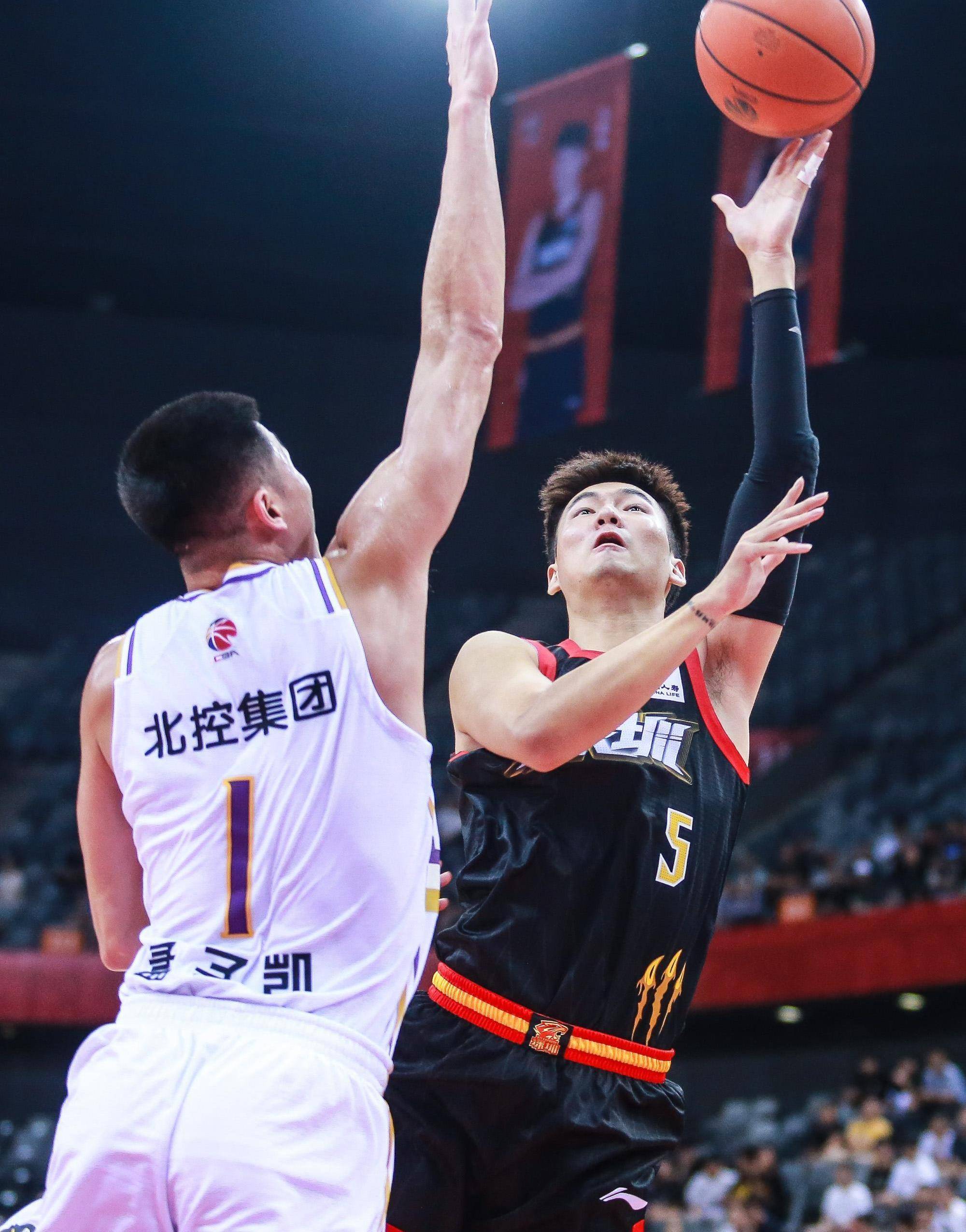 赛前广厦男篮调整名单以备CBA常规赛，门线救险环节打磨，球迷炸锅，高层口径保持一致的简单介绍